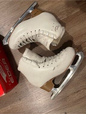 Edea Chorus Skates 220B Used w/ Blades